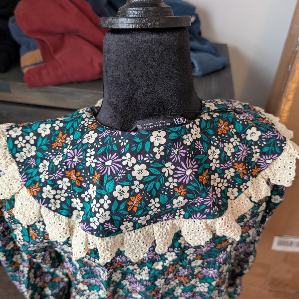 Floral Women's Top with Lace Collar - Picture 3 of 4